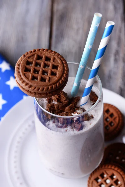 Milk cocktail with chocolate cookies on table close-up — Stock Photo, Image