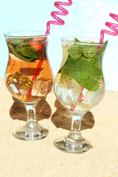 Delicious cocktails on beach — Stock Photo, Image