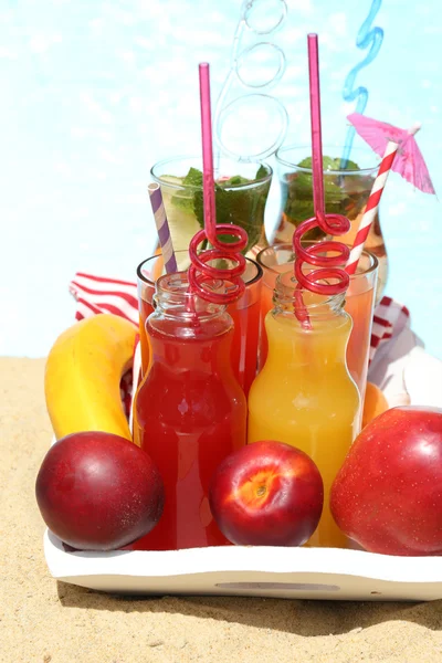 Heerlijke cocktails op strand — Stockfoto