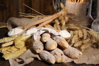 ekmek sopa üstünde çul ahşap zemin üzerinde