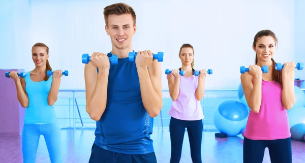 Jóvenes Haciendo Ejercicio Con Pesas Gimnasio —  Fotos de Stock