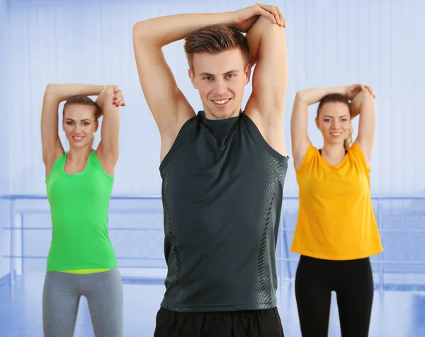 Menschen, die im Fitnessstudio trainieren — Stockfoto