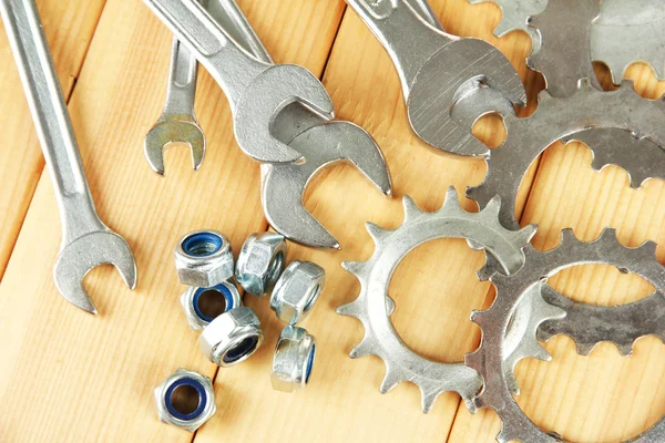 Maschinengetriebe, Zahnräder aus Metall, Muttern und Bolzen auf Holzgrund — Stockfoto