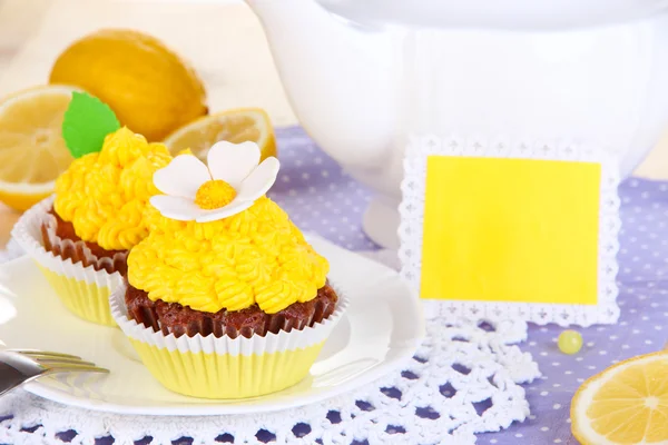 Krásný citron cupcakes na jídelní stůl detail — Stock fotografie