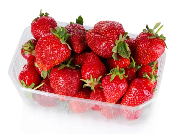 Aardbeien in plastic doos geïsoleerd op wit — Stockfoto