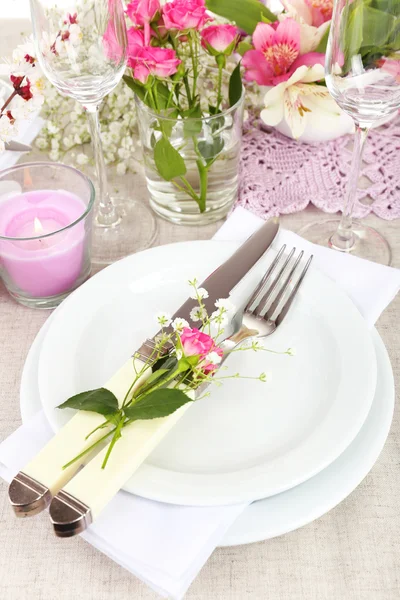 Table setting with spring flowers — Stock Photo, Image