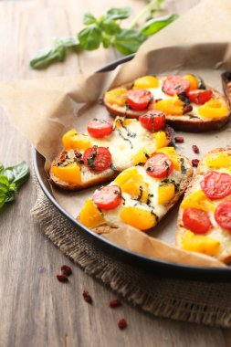 lezzetli Pan, eski ahşap masa üstünde domates bruschetta
