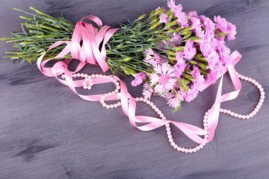 ahşap zemin üzerinde şerit ile güzel bir buket