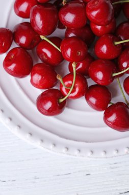 tatlı kiraz ahşap zemin üzerinde plaka üzerinde