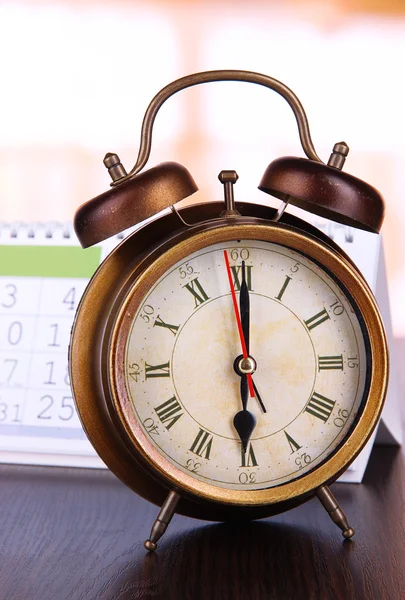 Reloj despertador y calendario de primer plano — Foto de Stock