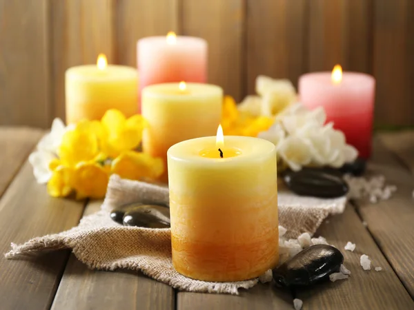 Hermosas velas con flores — Foto de Stock