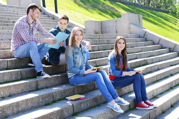 Estudantes sentados nas escadas — Fotografia de Stock