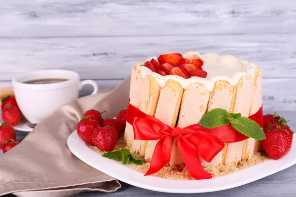 Leckere Torte Charlotte mit frischen Erdbeeren auf Holztisch — Stockfoto