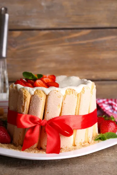 Gâteau savoureux Charlotte aux fraises fraîches sur table en bois — Photo