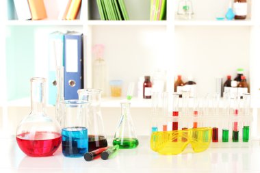 Laboratuvar arka plan üzerinde renkli sıvı ile farklı Laboratuar kapkacakları