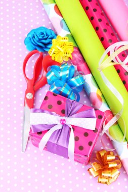 Noel kağıt şeritler, renkli arka plan üzerinde yay Ambalaj Ruloları