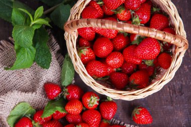 hasır sepet içinde çilek