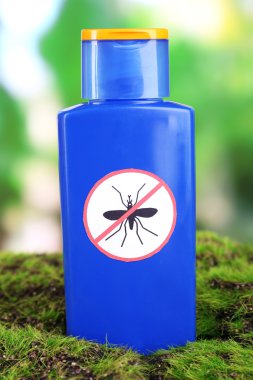 Doğa arka plan üzerinde sivrisinek kovucu krem ile şişe