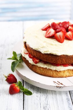 Çilekli bisküvi keki.