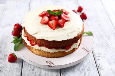 Çilekli bisküvi keki.