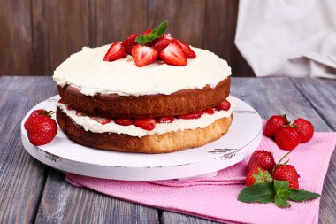 Çilekli bisküvi keki.