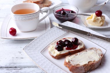 taze vişne reçelli ekmek