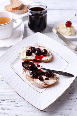 taze vişne reçelli ekmek