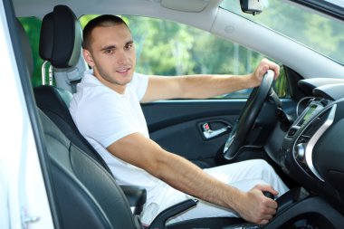 Arabayı süren adam.