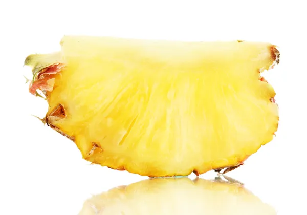 Gesneden rijp ananas geïsoleerd op wit — Stockfoto
