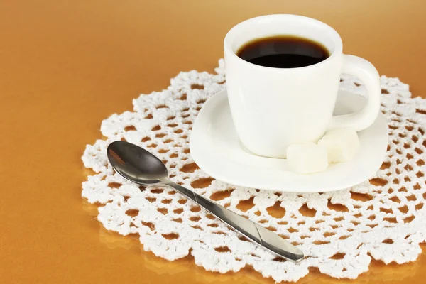 Een kopje sterke koffie op beige achtergrond — Stockfoto