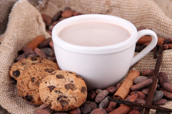 Chocoladedrinks en cacaobonen op rouwgewaad achtergrond — Stockfoto