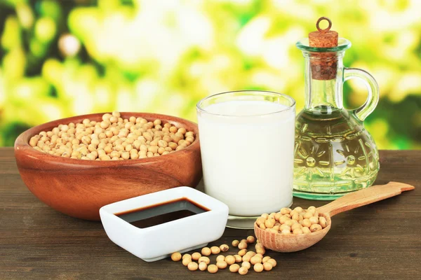 Sojaprodukte auf dem Tisch vor hellem Hintergrund — Stockfoto