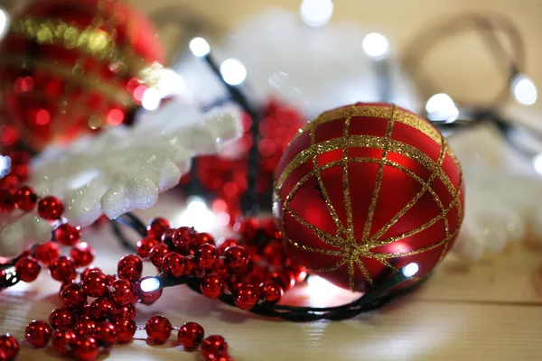 Christmas ornaments and garland on wooden background close-up — Stock Photo, Image