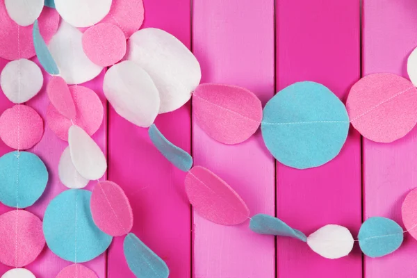 Ahşap arka plan üzerinde dekoratif keçe çelenk