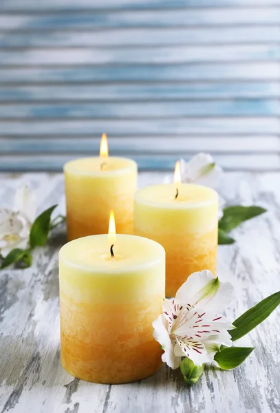 Hermosas velas con flores —  Fotos de Stock