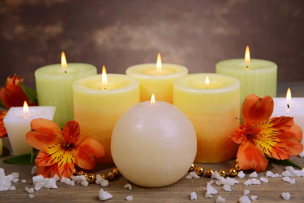 Hermosas velas con flores — Foto de Stock