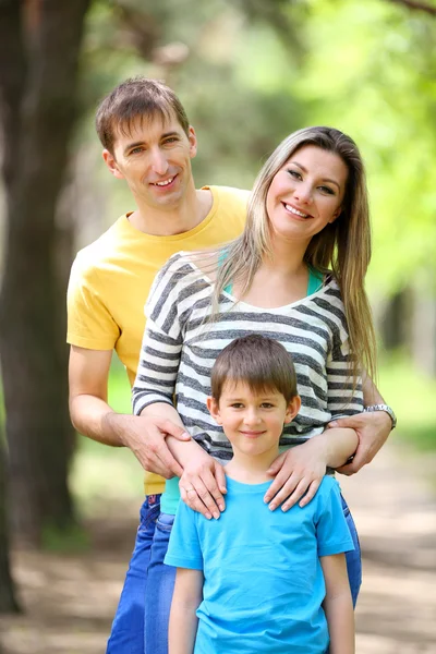 Famille heureuse, promenade dans le parc — Photo