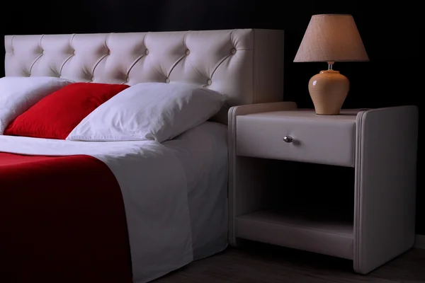 객실에서 편안 하 게 연약한 침대 — 스톡 사진