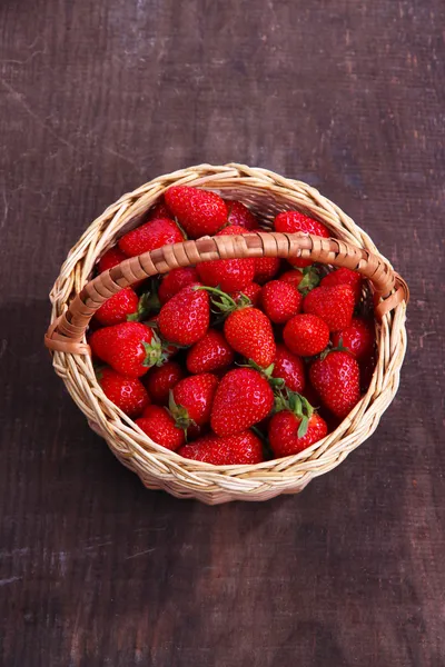 Strawberries in wicker basket — Stock Photo, Image