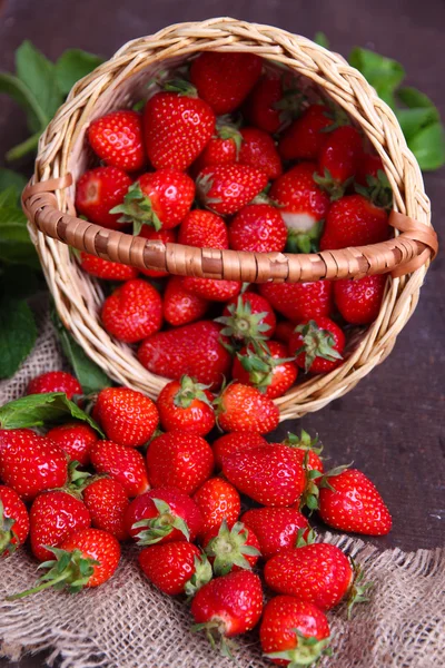 Fresas en cesto de mimbre — Foto de Stock