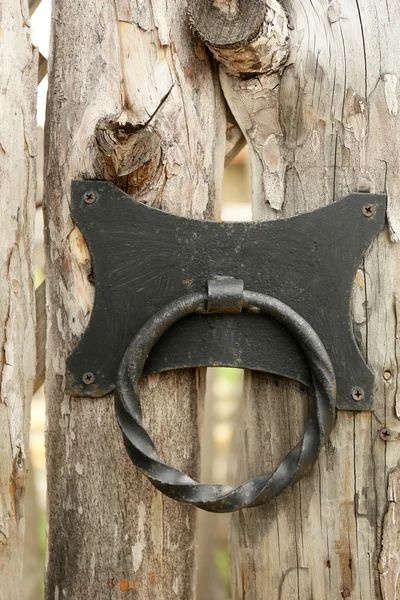 Porta retro de madeira com fechadura velha — Fotografia de Stock