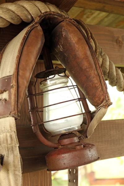 Керосиновая лампа на деревянном заборе — стоковое фото