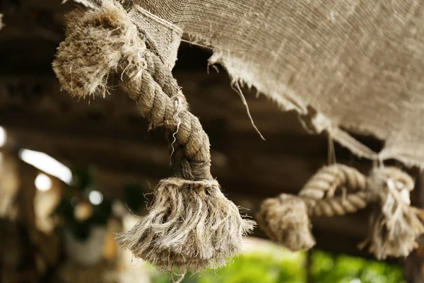 Gammal säckväv och rep i trädgården — Stockfoto