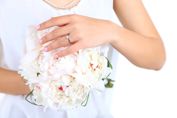 Menyasszony kezében esküvői csokor fehér pünkösdi rózsa, közelkép — Stock Fotó