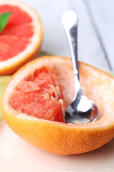 Zralých grapefruitů na desku, na barevné dřevěné pozadí — Stock fotografie