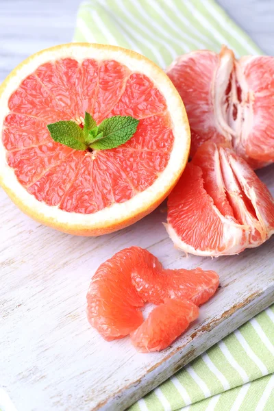 Ripe grapefruits on cutting board — Stock Photo, Image