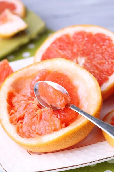 Ripe grapefruits on plate — Stock Photo, Image