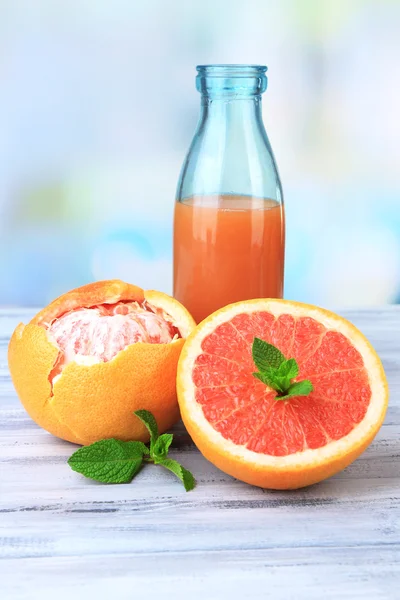 Peeled grapefruits and fresh juice — Stock Photo, Image