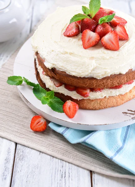 Biscuitcake met aardbeien — Stockfoto