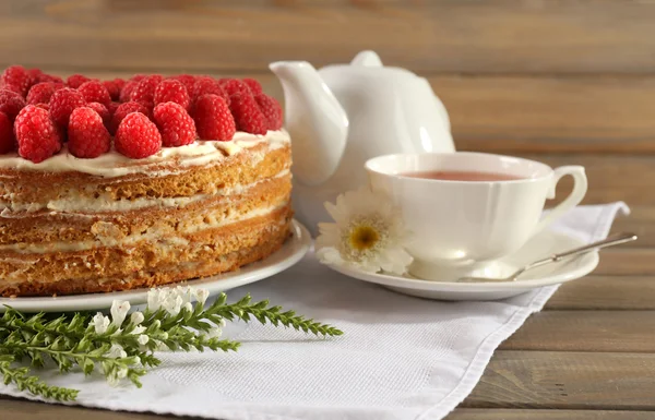 Leckeren Kuchen mit frischen Beeren — Stockfoto